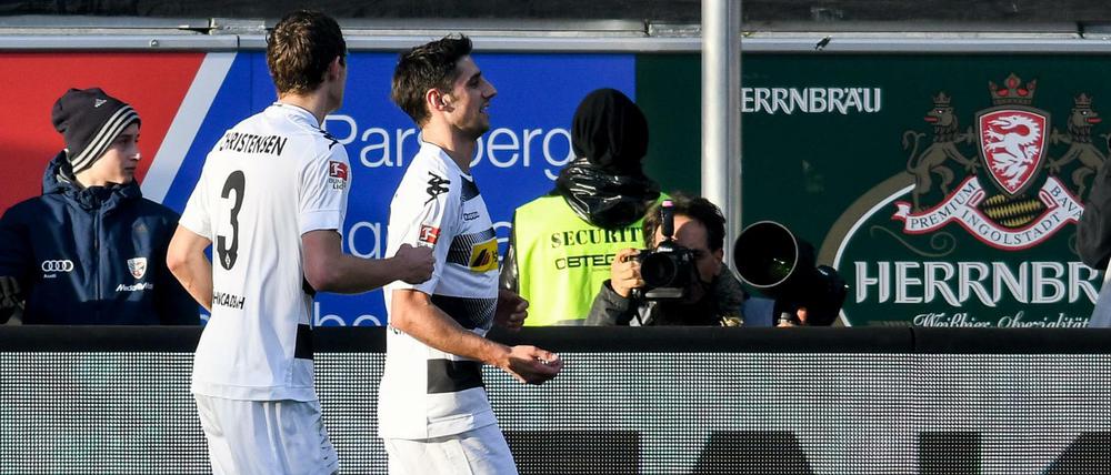 Zurückhaltender Jubel: Lars Stindl (rechts) wusste schon, dass mit seinem Tor etwas nicht stimmte.