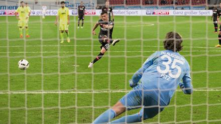 Über den Spann gerutscht. Mit seinem Fehlschuss gegen Augsburg hat Charles Aranguiz zu der desolaten Elfmeterstatistik von Bayer Leverkusen beigetragen.