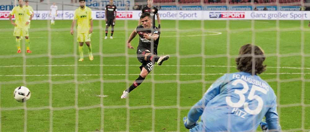 Über den Spann gerutscht. Mit seinem Fehlschuss gegen Augsburg hat Charles Aranguiz zu der desolaten Elfmeterstatistik von Bayer Leverkusen beigetragen.