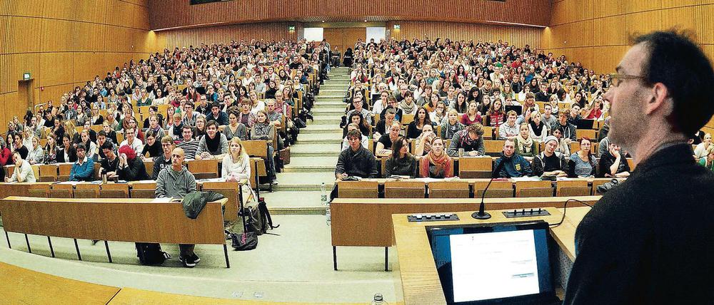 In Deutschland (hier die Uni Tübingen) zahlt der Staat noch genügend Zuschüsse, um Studiengebühren vermeidbar zu machen.