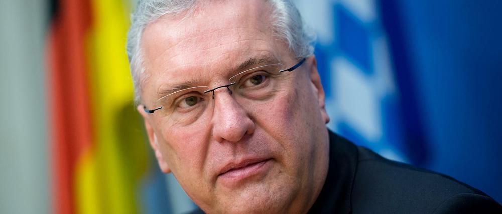 Der bayerische Innenminister Joachim Herrmann (CSU) weist die Kritik von Martin Schulz (SPD) zur Sicherheitspolitik der Union zurück.