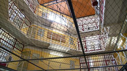 In der Justizvollzugsanstalt Tegel soll künftig ein Therapiehund mit den Insassen arbeiten. 