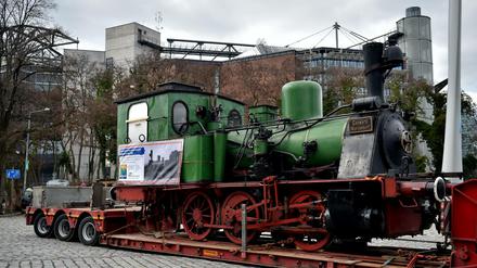 Und ab geht die Reise. Die Tenderlok T3 aus dem Deutschen Technikmuseum wird mit einem Tieflader abtransportiert. Sie soll zur Restaurierung nach Neustrelitz gebracht werden.