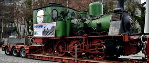 Und ab geht die Reise. Die Tenderlok T3 aus dem Deutschen Technikmuseum wird mit einem Tieflader abtransportiert. Sie soll zur Restaurierung nach Neustrelitz gebracht werden. 