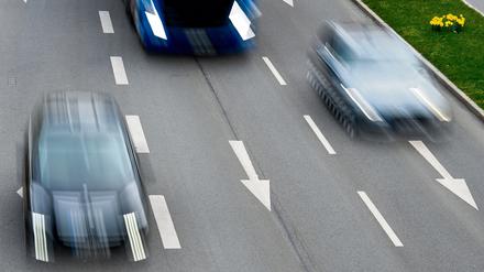 Raser auf einer Autobahn. Härtere Urteile gegen illegale Autorennen könnten die Fahrer abschrecken.