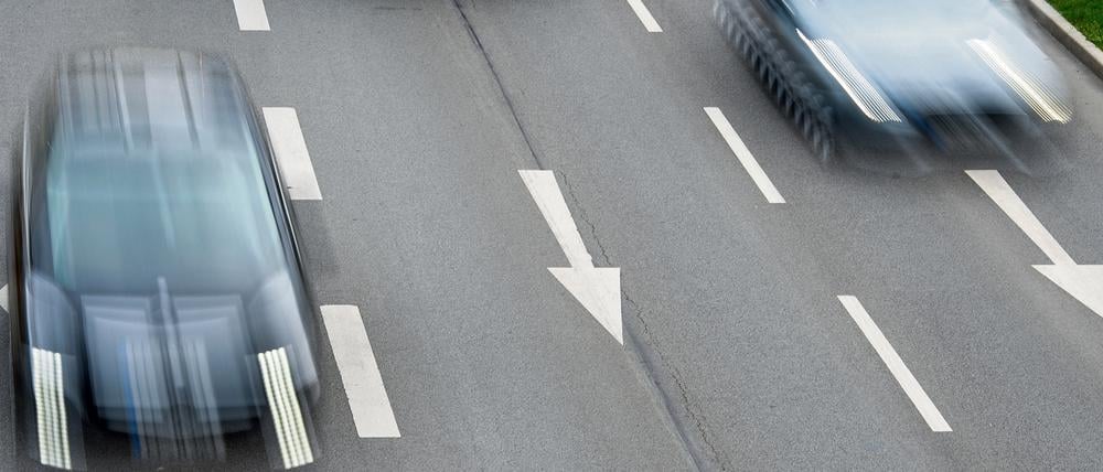 Raser auf einer Autobahn. Härtere Urteile gegen illegale Autorennen könnten die Fahrer abschrecken.