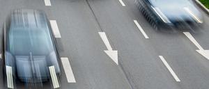 Raser auf einer Autobahn. Härtere Urteile gegen illegale Autorennen könnten die Fahrer abschrecken. 