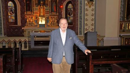 Helmut Kißner vor dem Altar seiner Kirche.