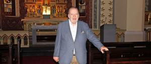 Helmut Kißner vor dem Altar seiner Kirche.