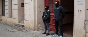 Kein Zutritt. Polizisten bewachen den Eingang, der auch zum Moscheeverein Fussilet führt.