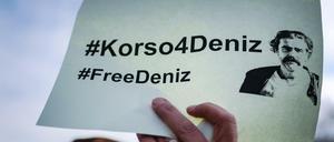 Demonstration in Flörsheim (Hessen): Der in der Türkei inhaftierte "Welt"-Journalist Deniz Yücel stammt aus Flörsheim. Yücel werden Terrorpropaganda, Mitgliedschaft in einer terroristischen Vereinigung und Datenmissbrauch vorgeworfen.