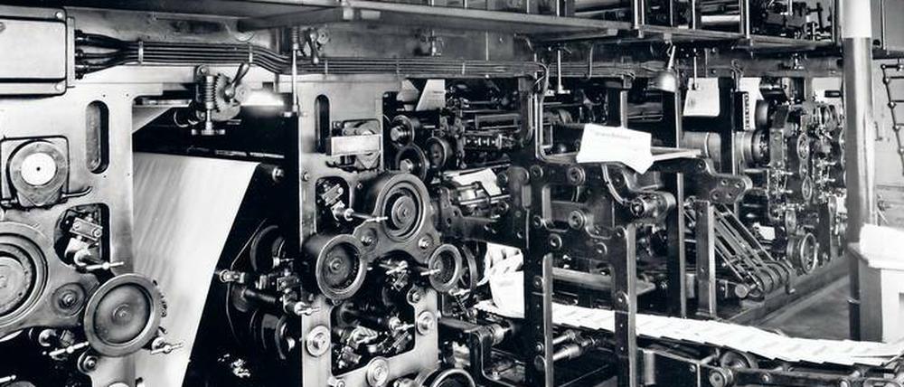 Auf diesem Foto aus den 1950er Jahren läuft sie noch, die alte Rotationsmaschine des Spandauer Volksblatts in der Neuendorfer Straße 101 in Spandau. Später wurde sie modernisiert, das Ende war aber unausweichlich.