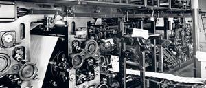 Auf diesem Foto aus den 1950er Jahren läuft sie noch, die alte Rotationsmaschine des Spandauer Volksblatts in der Neuendorfer Straße 101 in Spandau. Später wurde sie modernisiert, das Ende war aber unausweichlich.