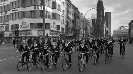 Die Schöneberger Sängerknaben radeln singend am 25. November 1973, dem ersten autofreien Sonntag, über den Kurfürstendamm.