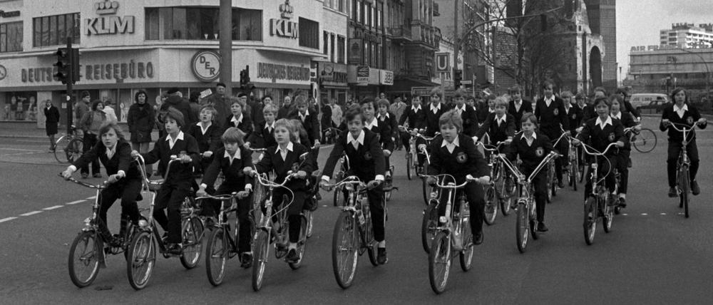 Die Schöneberger Sängerknaben radeln singend am 25. November 1973, dem ersten autofreien Sonntag, über den Kurfürstendamm.