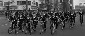 Die Schöneberger Sängerknaben radeln singend am 25. November 1973, dem ersten autofreien Sonntag, über den Kurfürstendamm.