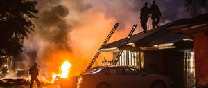 Die Absturzstelle eines Kleinflugzeugs in einem Wohngebiet in Riverside, Kalifornien.