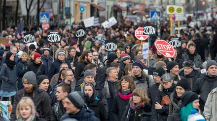 Stop und Zorn: Mächtiger Aufzug gegen die Vertreibung der Kiezläden.