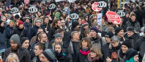 Stop und Zorn: Mächtiger Aufzug gegen die Vertreibung der Kiezläden.
