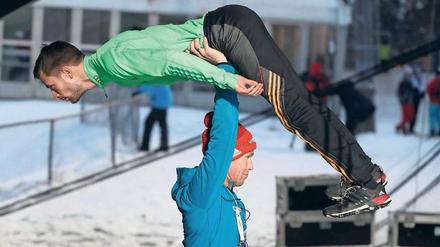 Markus Eisenbichler und seine deutschen Teamkollegen erhalten stets beste Unterstützung, hier von Co-Trainer Roar Ljökelsöy.