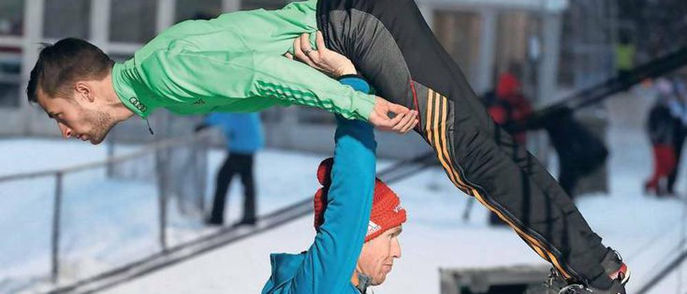 Markus Eisenbichler und seine deutschen Teamkollegen erhalten stets beste Unterstützung, hier von Co-Trainer Roar Ljökelsöy.