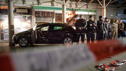 Noch Stunden nach der Todesfahrt schützt die Polizei den Tatort.