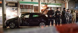 Noch Stunden nach der Todesfahrt schützt die Polizei den Tatort.