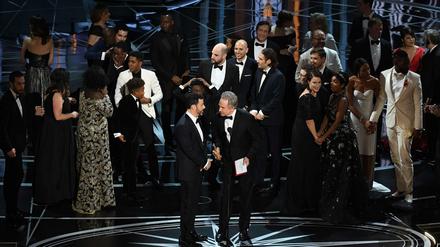 Moment der Verwirrung. Die Crews von "La La Land" und dem eigentlichen Gewinner "Moonlight" auf der Oscar-Bühne.