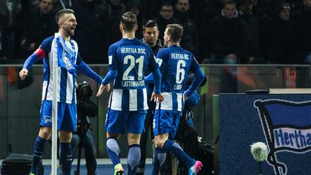 Nummer zehn. Vedad Ibisevic bejubelt mit den Teamkollegen seinen zehnten Saisontreffer. Später traf auch noch Vladimir Darida (rechts). 