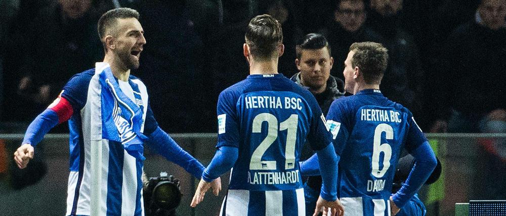 Nummer zehn. Vedad Ibisevic bejubelt mit den Teamkollegen seinen zehnten Saisontreffer. Später traf auch noch Vladimir Darida (rechts).