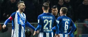 Nummer zehn. Vedad Ibisevic bejubelt mit den Teamkollegen seinen zehnten Saisontreffer. Später traf auch noch Vladimir Darida (rechts). 