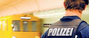 Wache Augen. Je zwei Polizisten und BVG-Sicherheitsmitarbeiter gehen wieder gemeinsam auf Streife. 2003 waren diese Einsätze aufgegeben worden. 