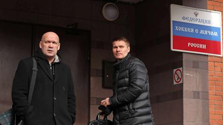 Und nun? Der Trainer von Wodnik (links) und ein Direktor des russischen Bady-Verbandes vor der Tagung der Disziplinarkommission beim Verband.