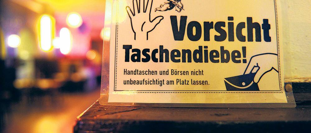 Vor Taschendieben warnen hilft meist nicht viel. Gegen sie einzuschreiten offensichtlich auch nicht immer.