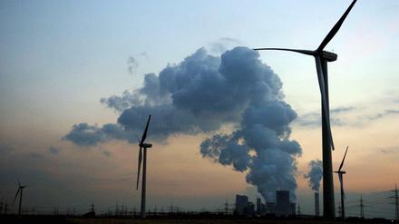 Über dem Kohlekraftwerk Niederaussem steht eine Dampfwolke. Von 2021 soll es für Kraftwerke teurer werden, Kohlendioxid in die Atmosphäre zu blasen. 