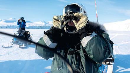 Erlend Bratlie, Guide von Spitzbergen Travel, auf der Suche nach Eisbären. 