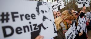 Demonstranten halten am 28.02.2017 vor der Türkischen Botschaft in Berlin Schilder mit der Aufschrift "#FreeDeniz" für die Freilassung des deutschen Journalisten Deniz Yücel in die Höhe. 