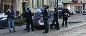 Am Samstagnachmittag hat ein Autofahrer in Heidelberg mehrere Fußgänger angefahren und ist dann mit einem Messer bewaffnet geflüchtet. Durch Einsatz der Waffe konnte die Polizei den Täter stoppen. Der Mann kam schwer verletzt in ein Krankenhaus.