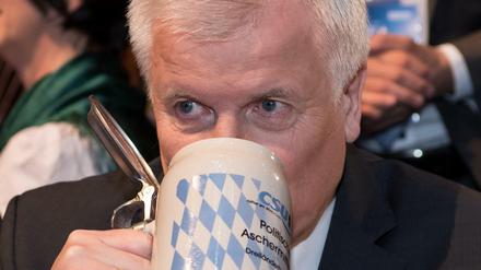 Bierernst. CSU-Chef Horst Seehofer muss neuerdings immer SPD-Kanzlerkandidat Martin Schulz im Blick haben.