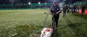 Vergebliche Mühe. Auf diesem Rasen fand am Dienstag kein Fußballspiel statt.