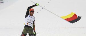 Klare Sache. Johannes Rydzek hatte genügend Zeit, sich noch die deutsche Fahne zu schnappen.