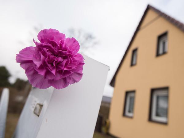 Eine Trauerflor vor dem Haus, in dem die Großmutter des Täters starb.