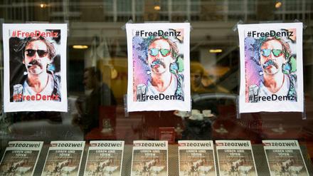 Plakate mit dem Porträtfoto des "Welt"-Korrespondenten Deniz Yücel in einem Schaufenster der Tageszeitung TAZ.