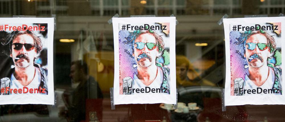 Plakate mit dem Porträtfoto des "Welt"-Korrespondenten Deniz Yücel in einem Schaufenster der Tageszeitung TAZ.
