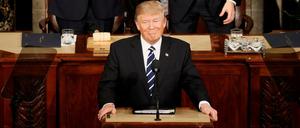Sieht zufrieden aus: Trump bei seiner ersten Rede im Kongress. Hinter ihm: Vize-Präsident Mike Pence (l.) und Paul Ryan, Sprecher des Abgeordnetenhauses.