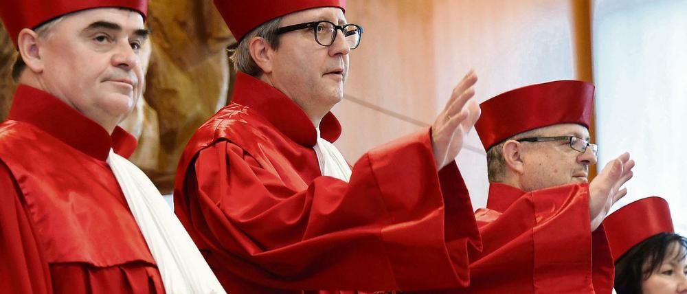 Andreas Voßkuhle, der Präsident des Gerichts, in bekannter Pose: moderierend