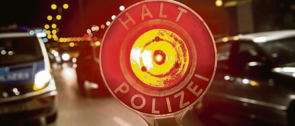 Ein Polizist stoppt in Berlin auf der Autobahn 100 unweit der Aus- und Einfahrt Beusselstraße mit seiner Kelle einen Pkw.