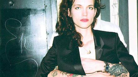 Neue Gesten. Das hätte man sich in den zwanziger Jahren in „Die Dame“ nicht getraut. Heute gehören solche Modefotos in jedes progressive Magazin.