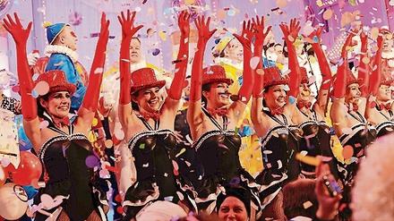 Frauen dürfen im Karnevals-TV auch mitmachen. Arme hochreißen, Beine schwingen, fest jubeln