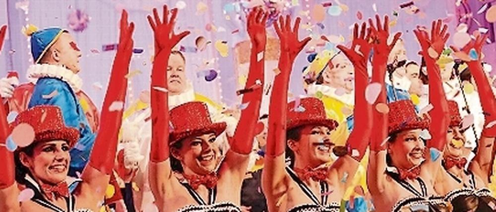 Frauen dürfen im Karnevals-TV auch mitmachen. Arme hochreißen, Beine schwingen, fest jubeln